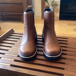 Sorel Joan Now Chelsea leather lug sole 8.5